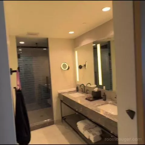Traditional King Room with City View (#1601) bathroom picture #1