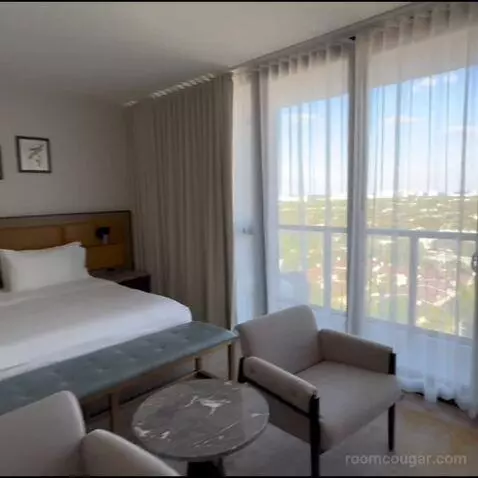 Traditional King Room with City View (#1601) bed picture #2