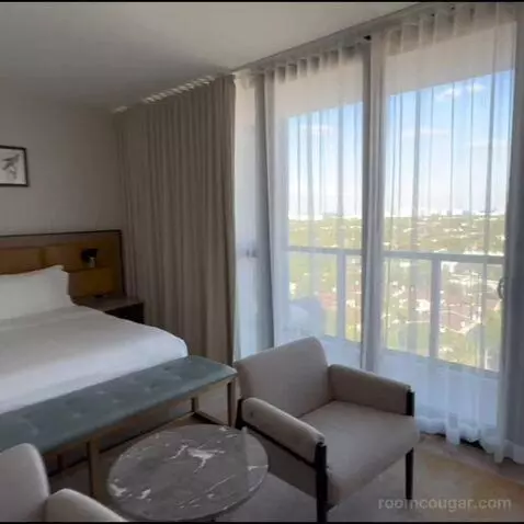 Traditional King Room with City View (#1601) bed picture #3