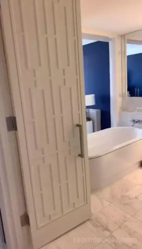 King Room (#17350) bathroom picture #1