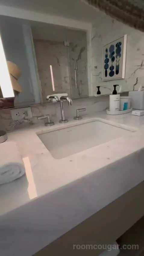 Queen Room with Two Queen Beds and Pool View (#662) bathroom picture #5