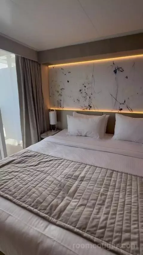 Forward Facing Club Balcony Suite (#10706) bed picture #10