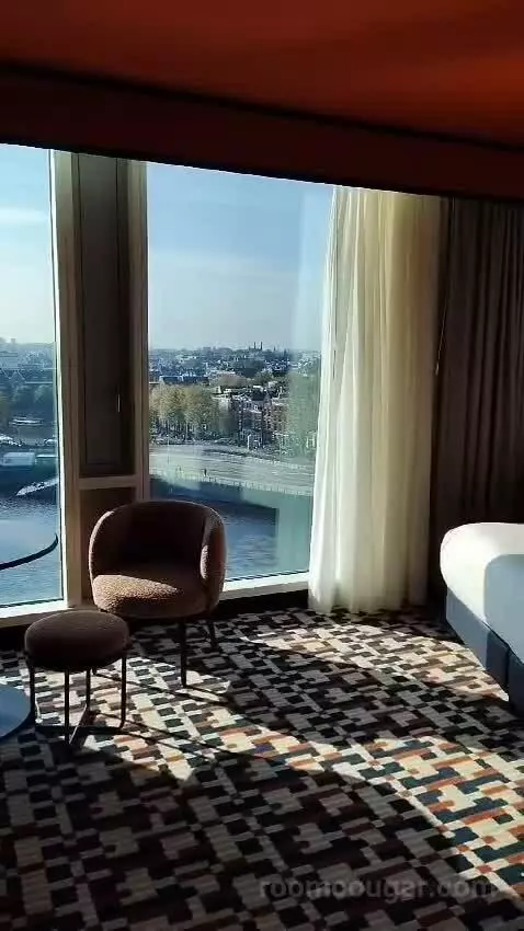 Deluxe King Room with City View (#918) bed picture #9