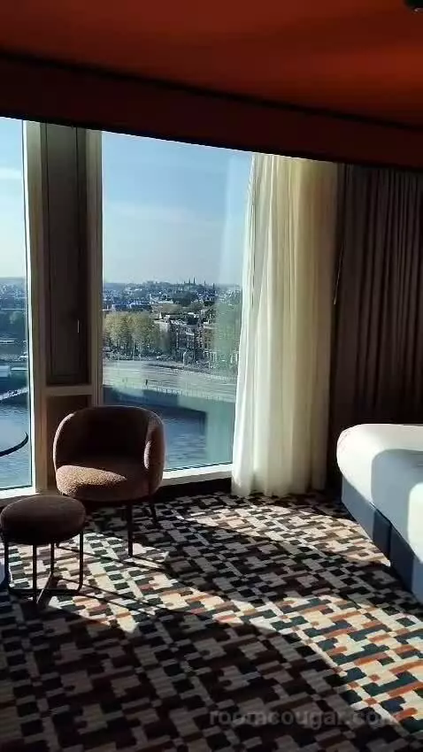 Deluxe King Room with City View (#918) bed picture #12