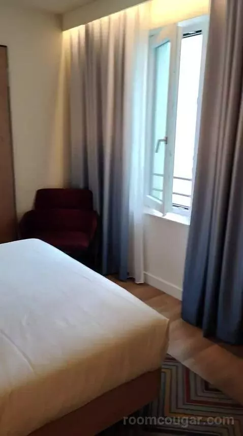 Queen Room with Courtyard View (#309) bed picture #9