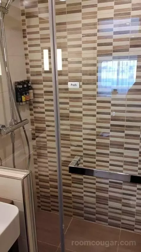 Suite (#434) bathroom picture #7