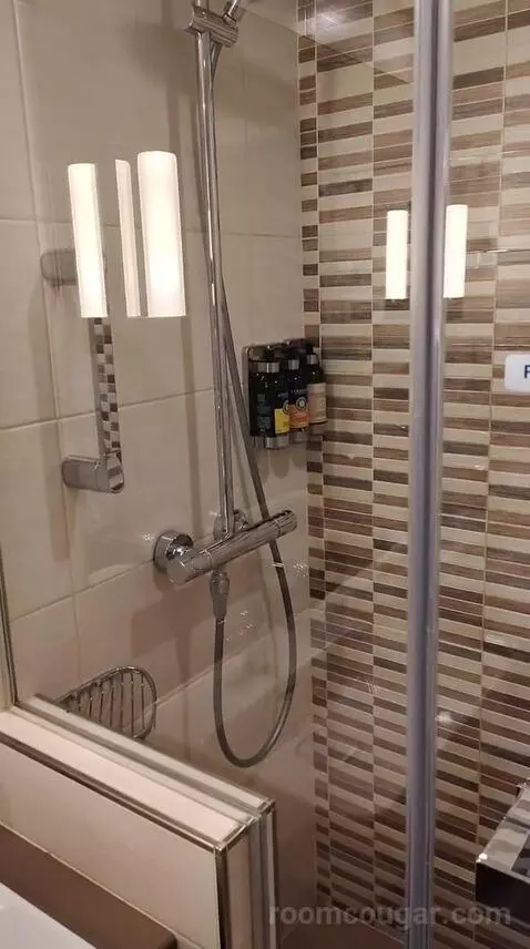 Suite (#434) bathroom picture #10