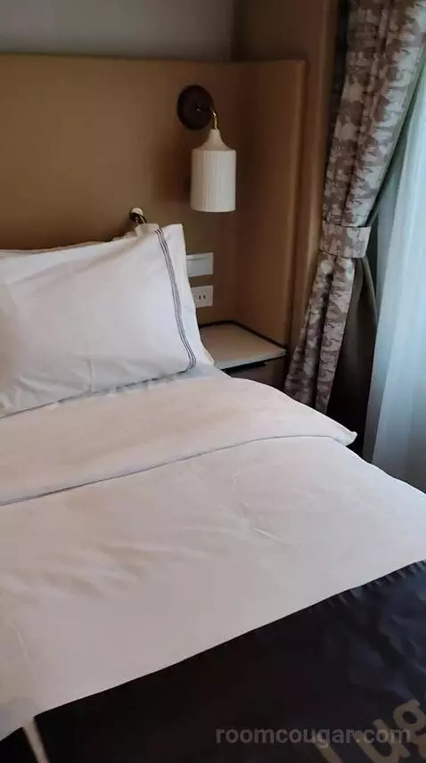 Suite (#434) bed picture #5