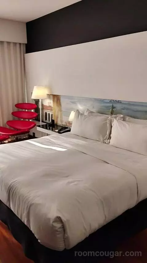 Executive King Room (#309) bed picture #4