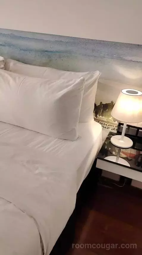 Executive King Room (#309) bed picture #7