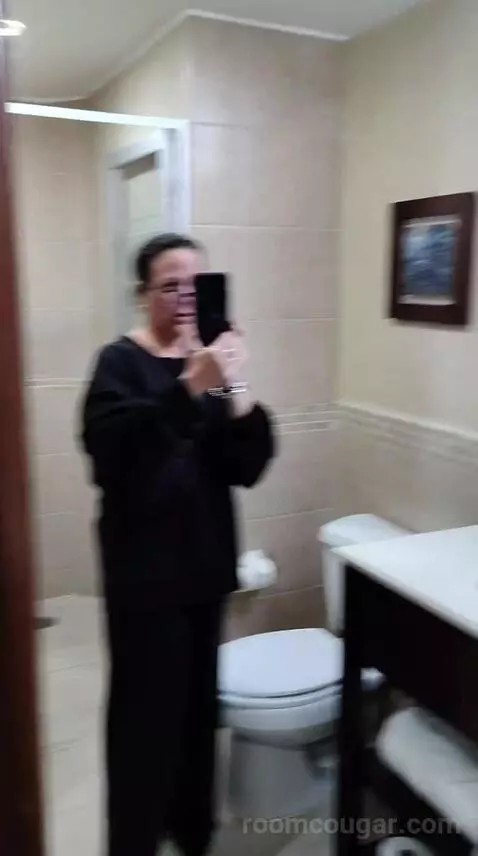 Queen Room (#304) bathroom picture #2