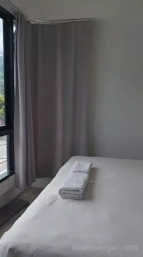 King Room with City View (#301) bed picture #2