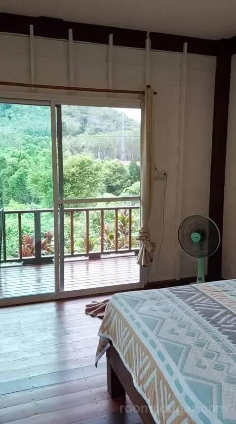 Queen Room with Balcony bed picture #9
