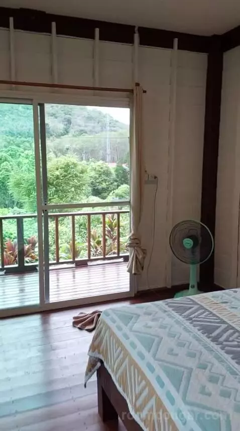 Queen Room with Balcony bed picture #11