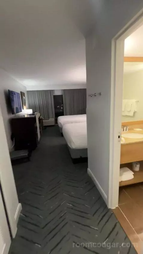 Queen Room with Two Queen Beds (#6711) bed picture #2