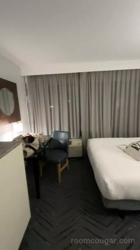 Queen Room with Two Queen Beds and Roll-In Shower - Mobility and Hearing Accessible (#4102) bed picture #9
