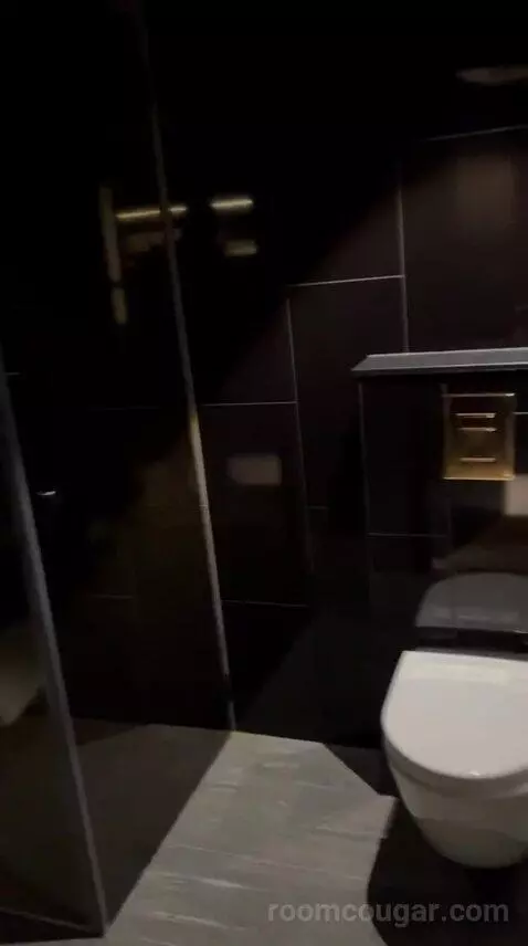 King Sleep Without Window bathroom picture #1