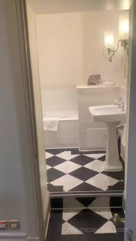 Double Room bathroom picture #1