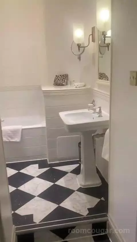 Double Room bathroom picture #2