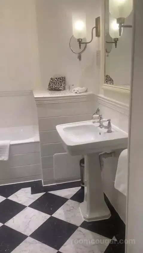 Double Room bathroom picture #3