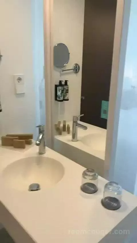 Double Room with Balcony and Sea View (#34) bathroom picture #7