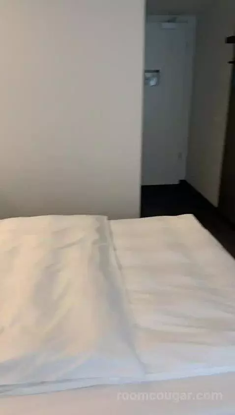 Queen Room bed picture #2