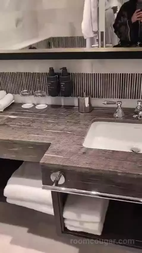 One Bedroom Deluxe Suite Haram View bathroom picture #2
