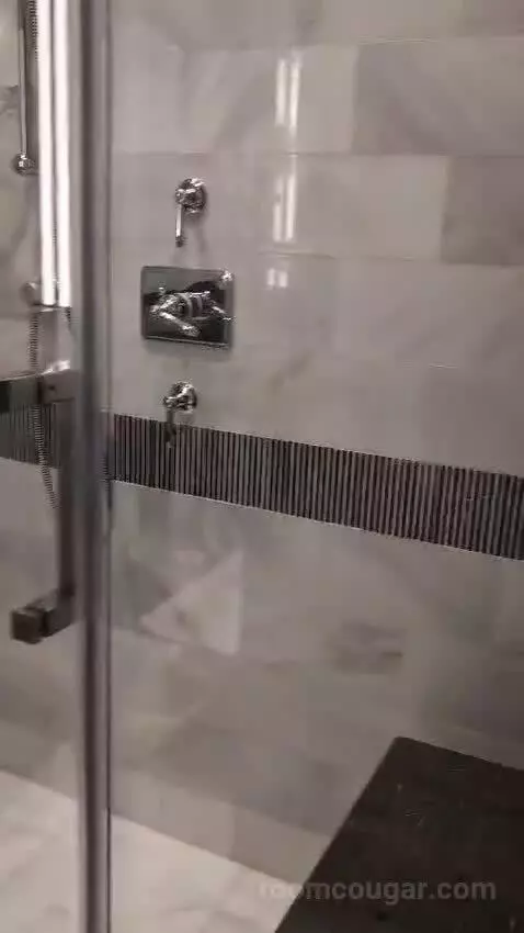 One Bedroom Deluxe Suite Haram View bathroom picture #11
