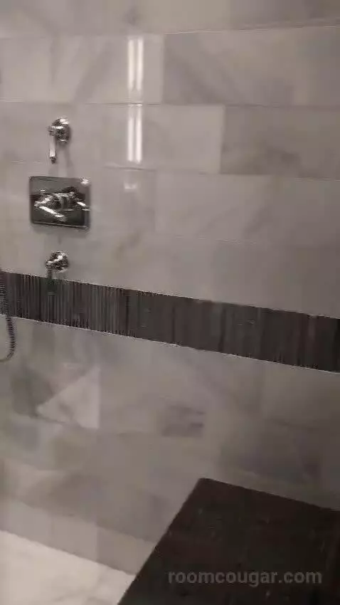 One Bedroom Deluxe Suite Haram View bathroom picture #12