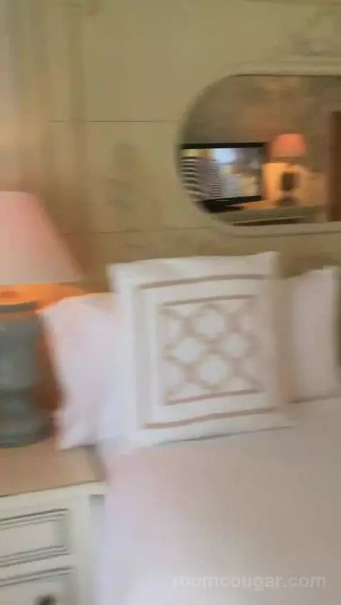 Jr Suite bed picture #8