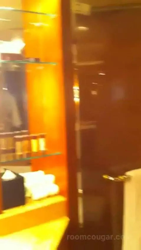 1 King Bed, City View, Club Lounge Access, Room bathroom picture #6