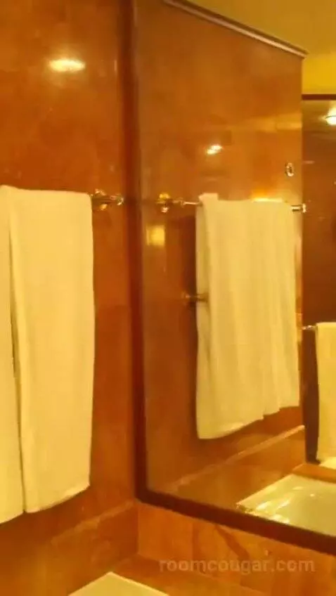 1 King Bed, City View, Club Lounge Access, Room bathroom picture #9