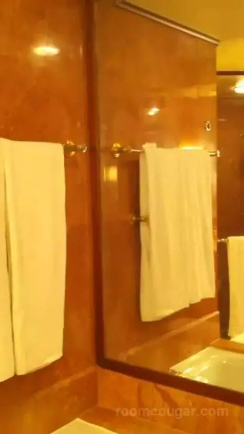 1 King Bed, City View, Club Lounge Access, Room bathroom picture #10