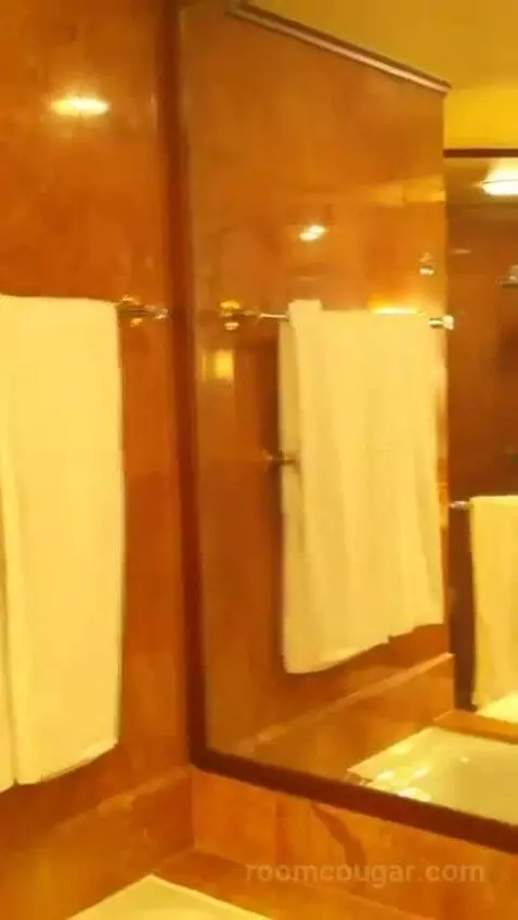 1 King Bed, City View, Club Lounge Access, Room bathroom picture #12