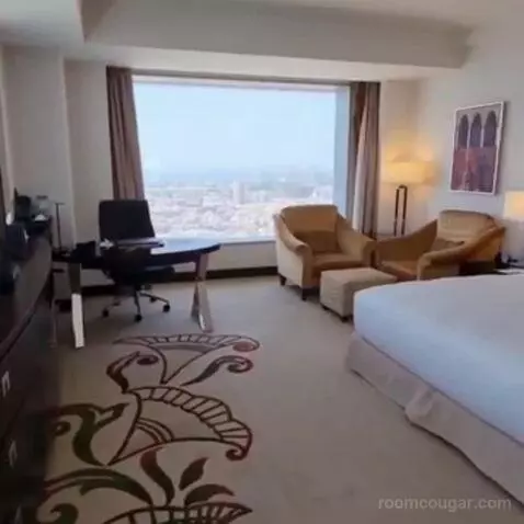 Deluxe Corner King Room with Panoramic View bed picture #4