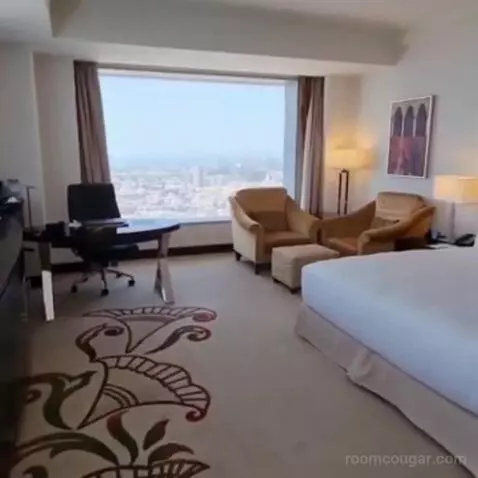 Deluxe Corner King Room with Panoramic View bed picture #6