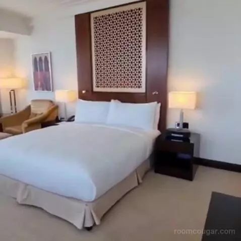 Deluxe Corner King Room with Panoramic View bed picture #8