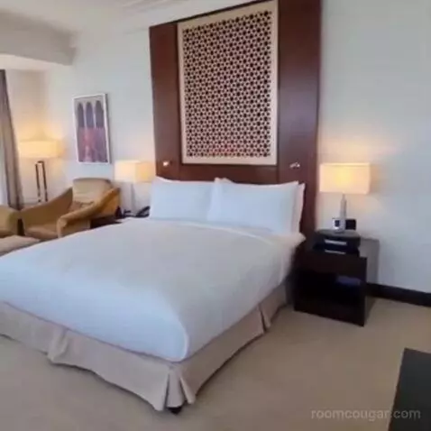 Deluxe Corner King Room with Panoramic View bed picture #9