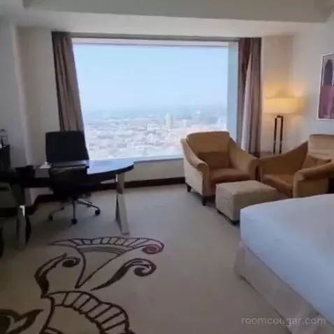 Deluxe Corner King Room with Panoramic View bed picture #12