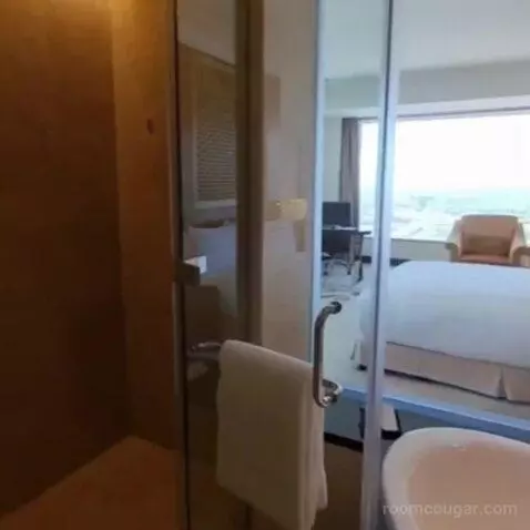 Deluxe Corner King Room with Panoramic View bed picture #1