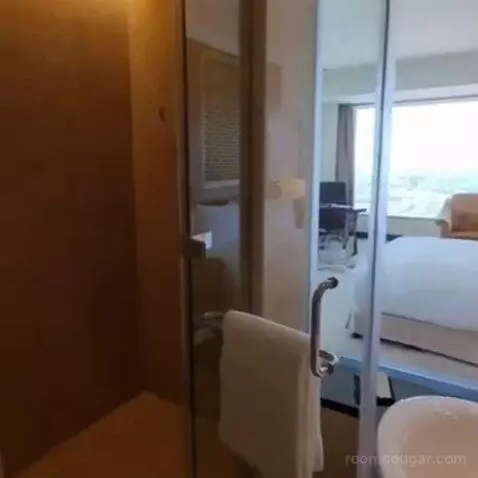 Deluxe Corner King Room with Panoramic View bed picture #2