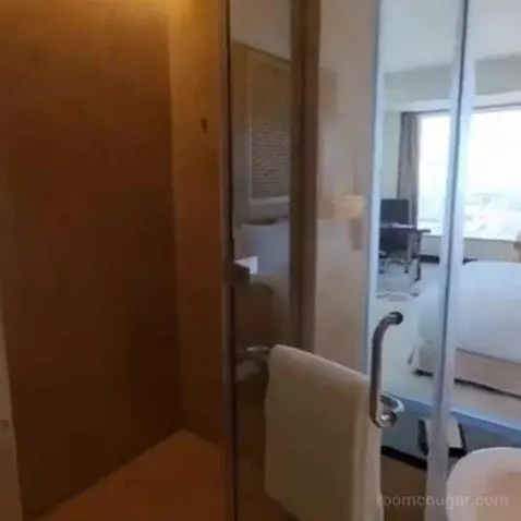Deluxe Corner King Room with Panoramic View bed picture #3