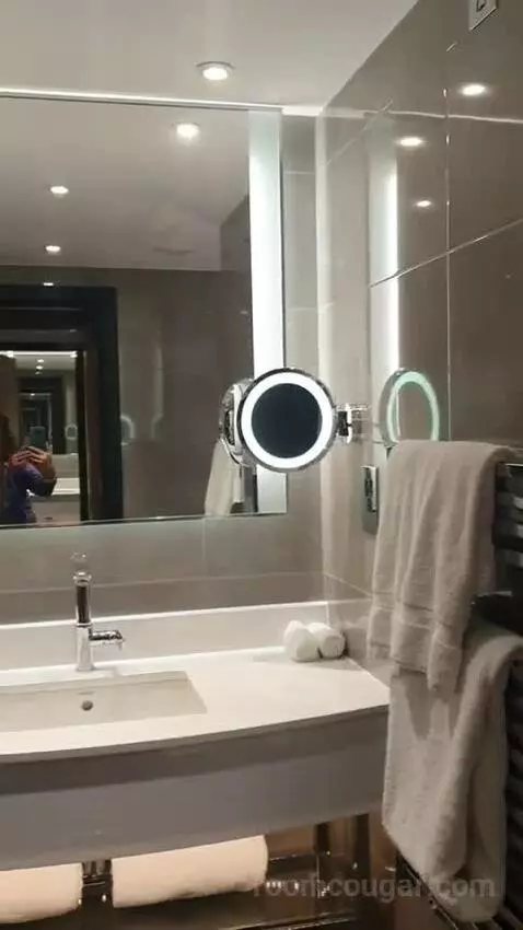 Deluxe King Room with River View - High Floor bathroom picture #1