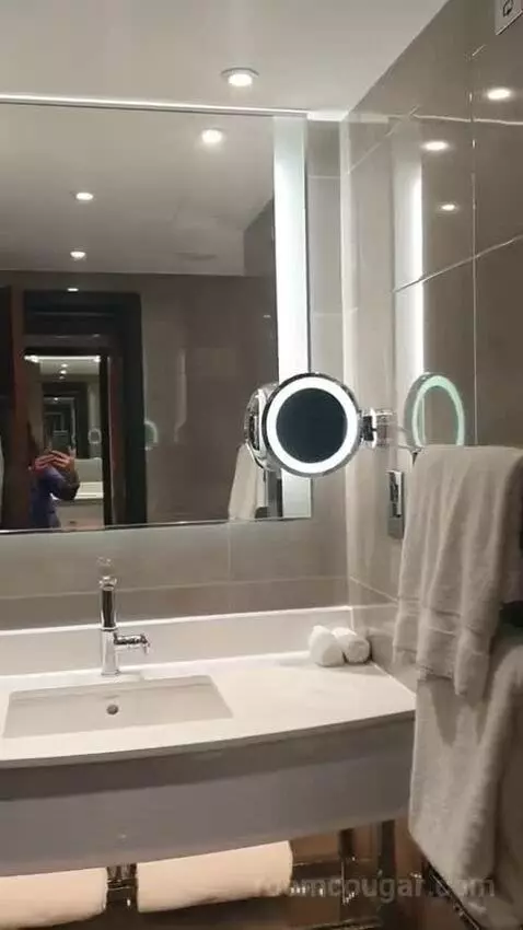 Deluxe King Room with River View - High Floor bathroom picture #2