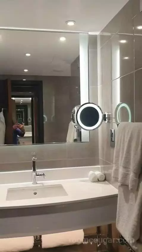 Deluxe King Room with River View - High Floor bathroom picture #4