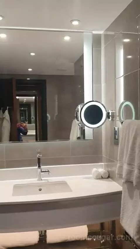 Deluxe King Room with River View - High Floor bathroom picture #6