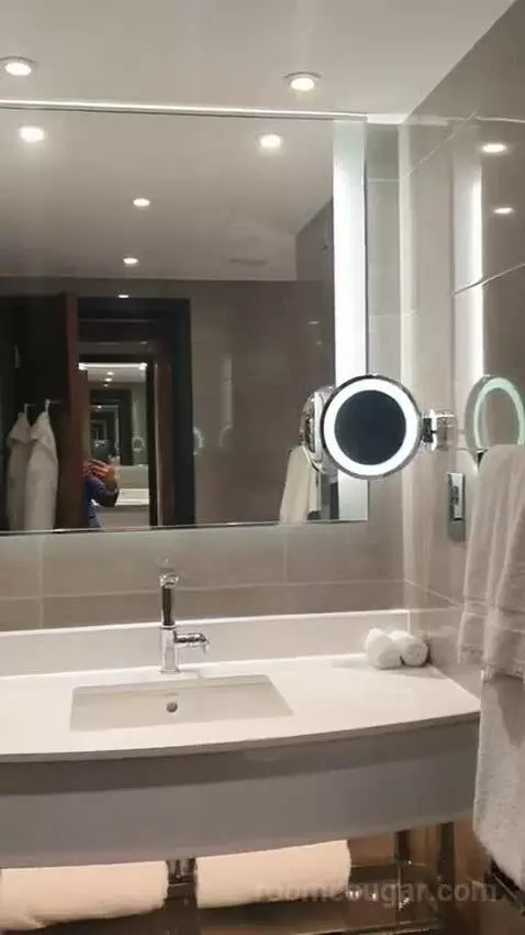 Deluxe King Room with River View - High Floor bathroom picture #7