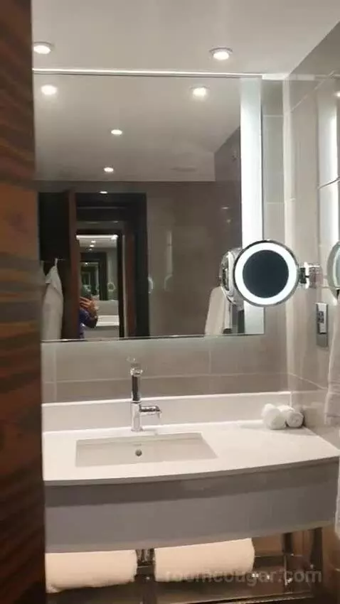 Deluxe King Room with River View - High Floor bathroom picture #8