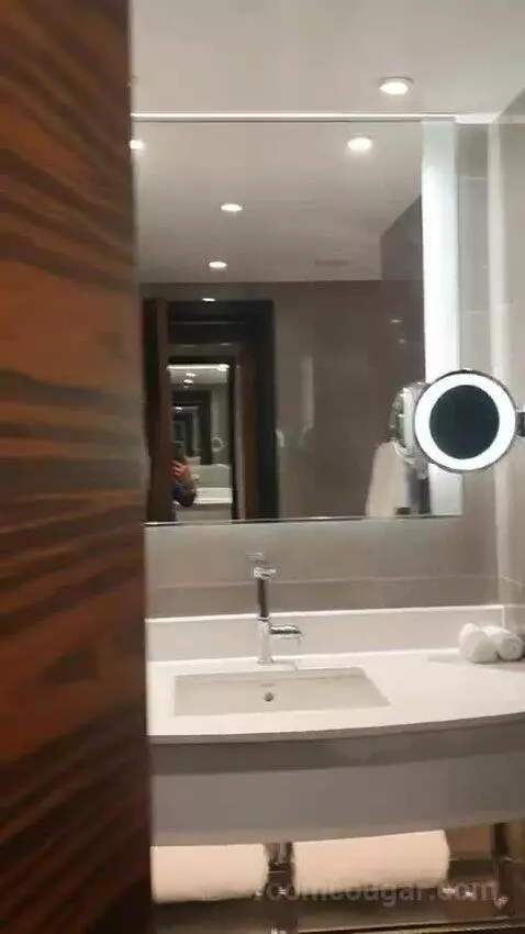 Deluxe King Room with River View - High Floor bathroom picture #9