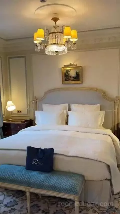 Suite bed picture #3